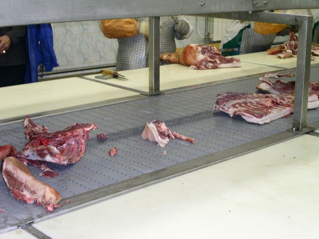 Multilayer conveyor for deboning and trimming meat